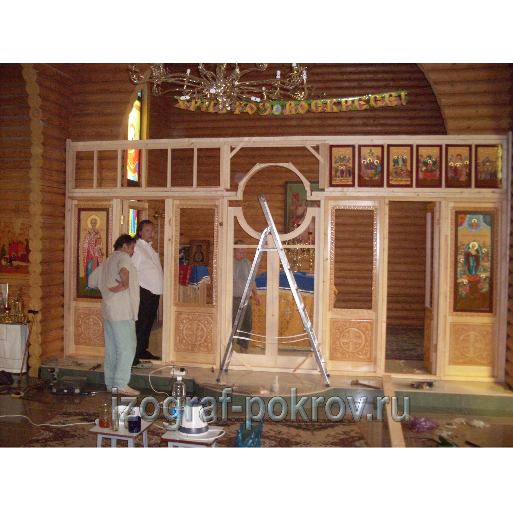Монтаж деревянного иконостаса в храме 