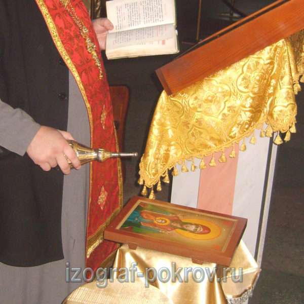 Готовая икона Божией матери Знамение настоятель освящает в храме Покрова Пресвятой Богородицы.
