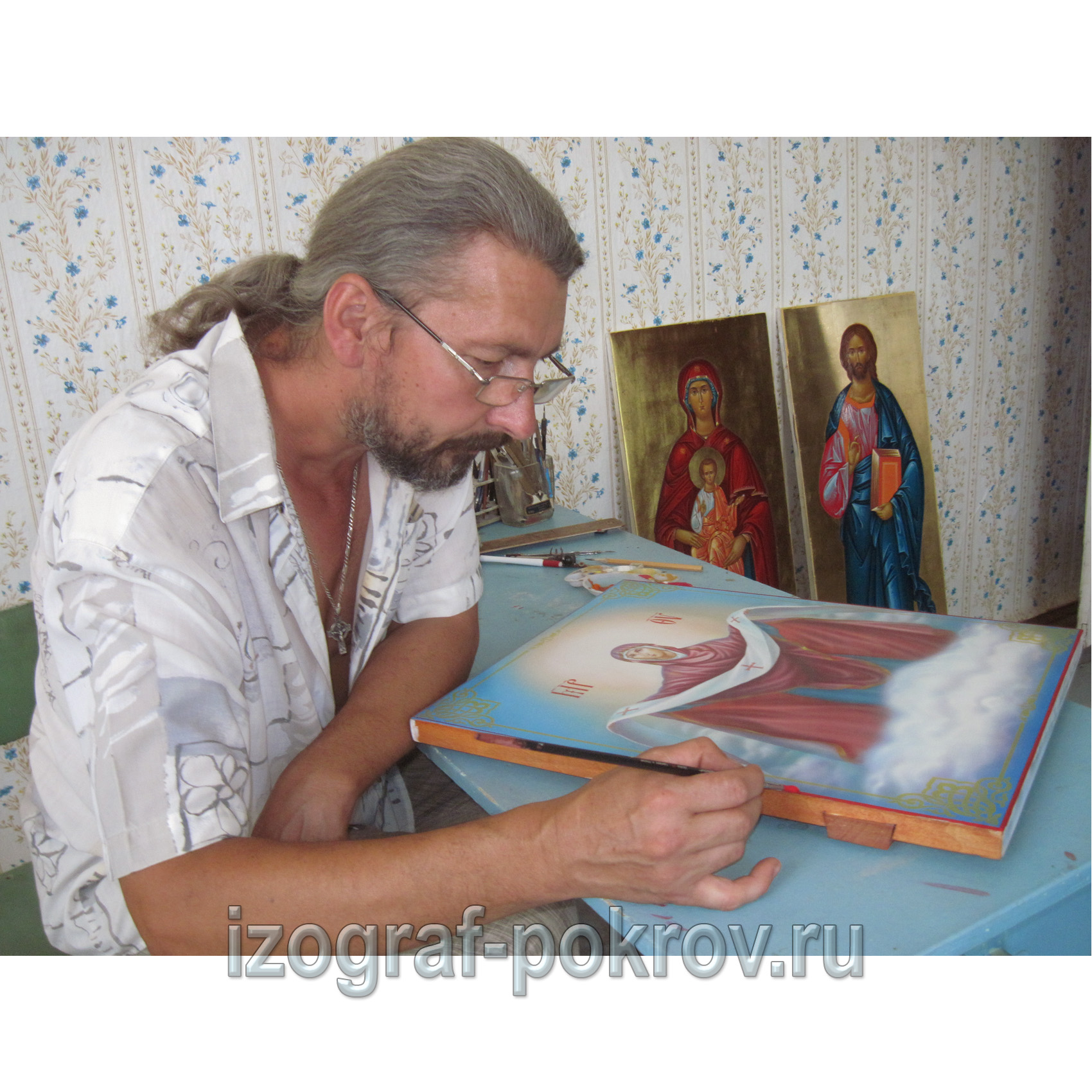 Иконописец заканчивает икону Покрова Пресвятой Богородицы