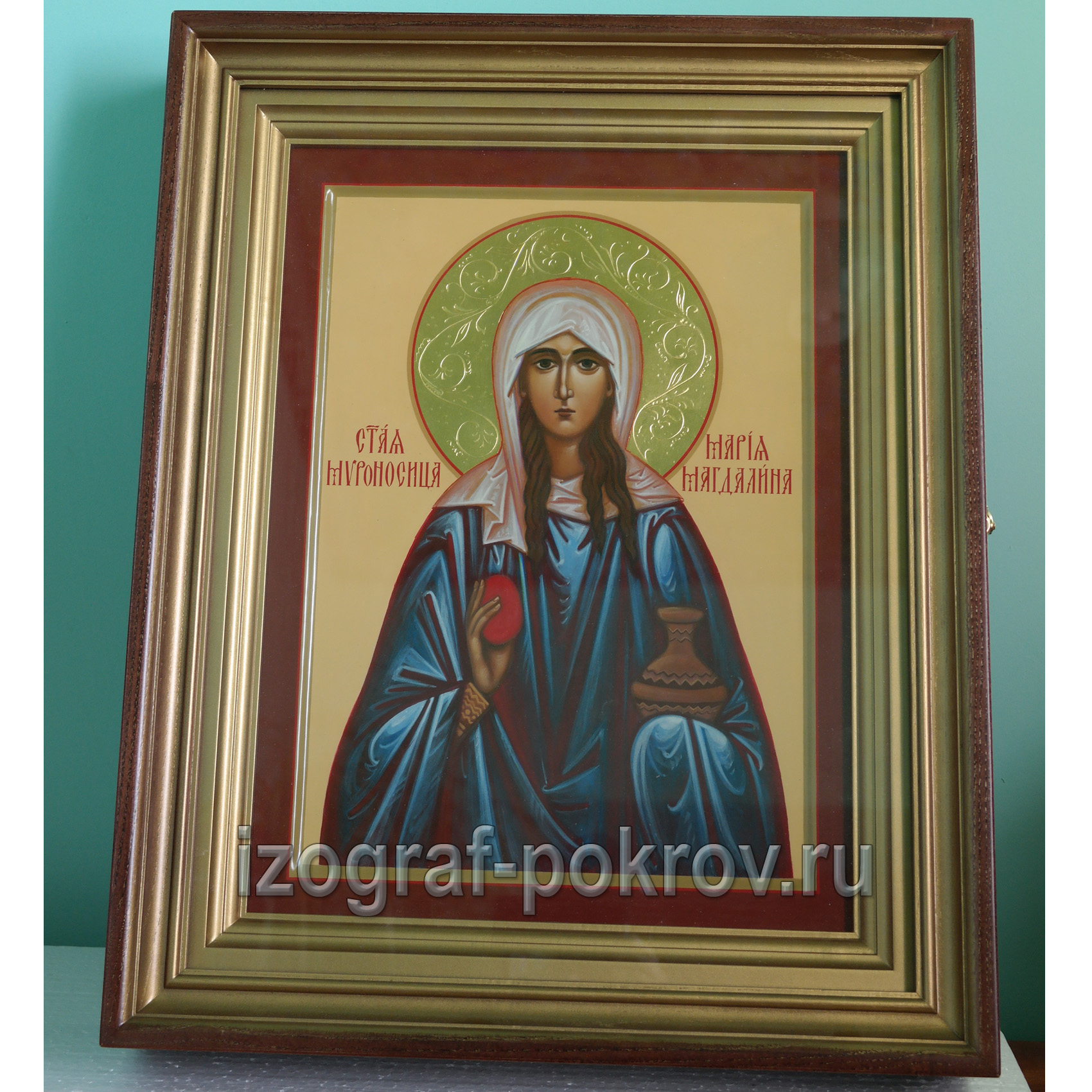 Икона Мария Магдалина с узорчатым нимбом в киоте