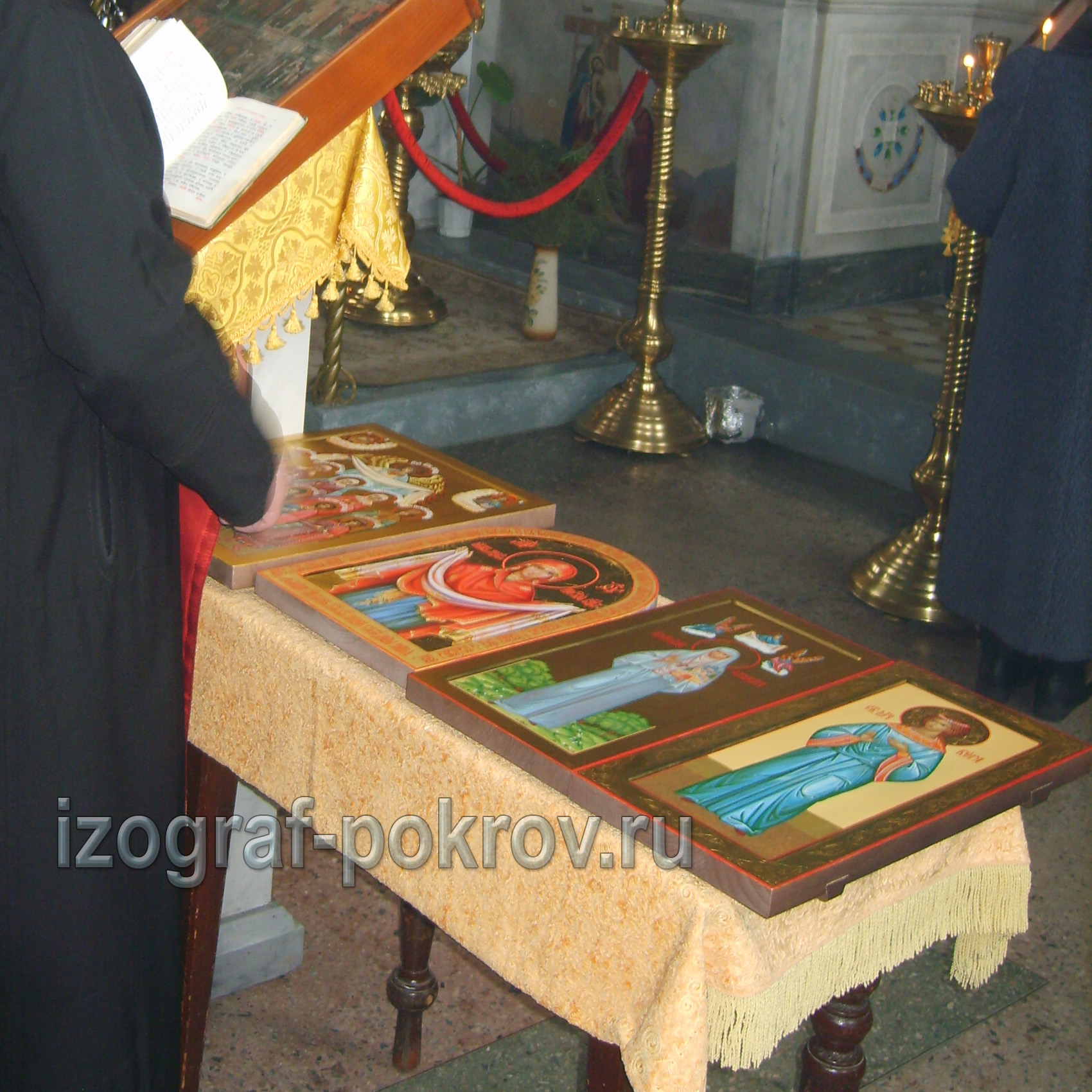 Освящение готовых икон Вера Екатерина Покров Семейная в храме Покрова Пресвятой Богородицы