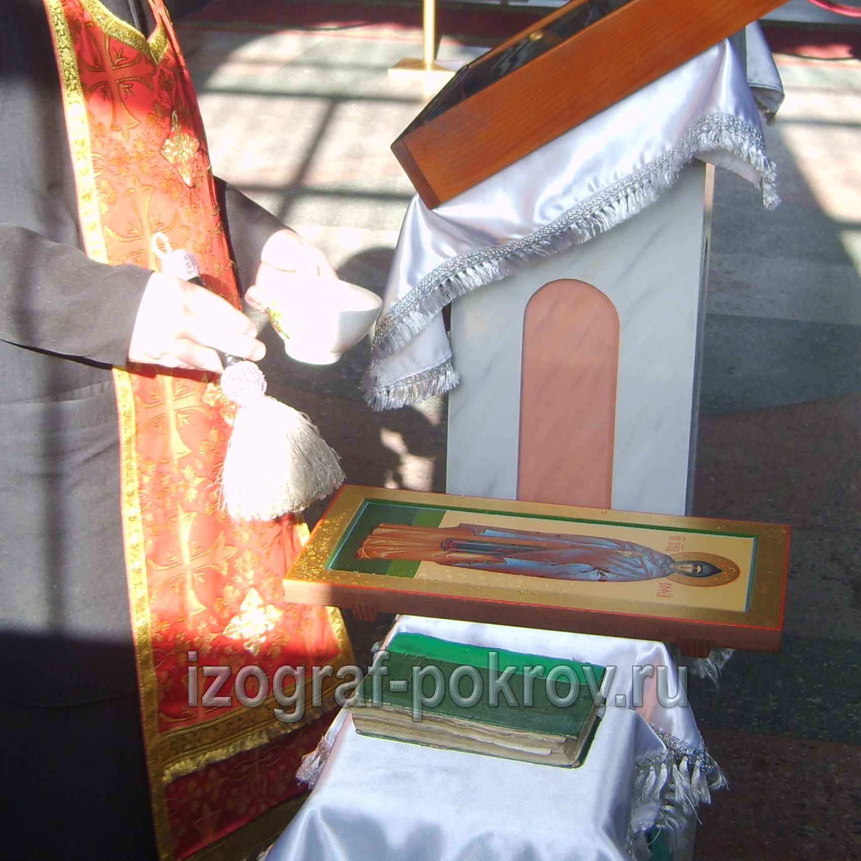 После написания иконы св. Софии Суздальской ее освящает настоятель в храме Покрова Пресвятой Богородицы