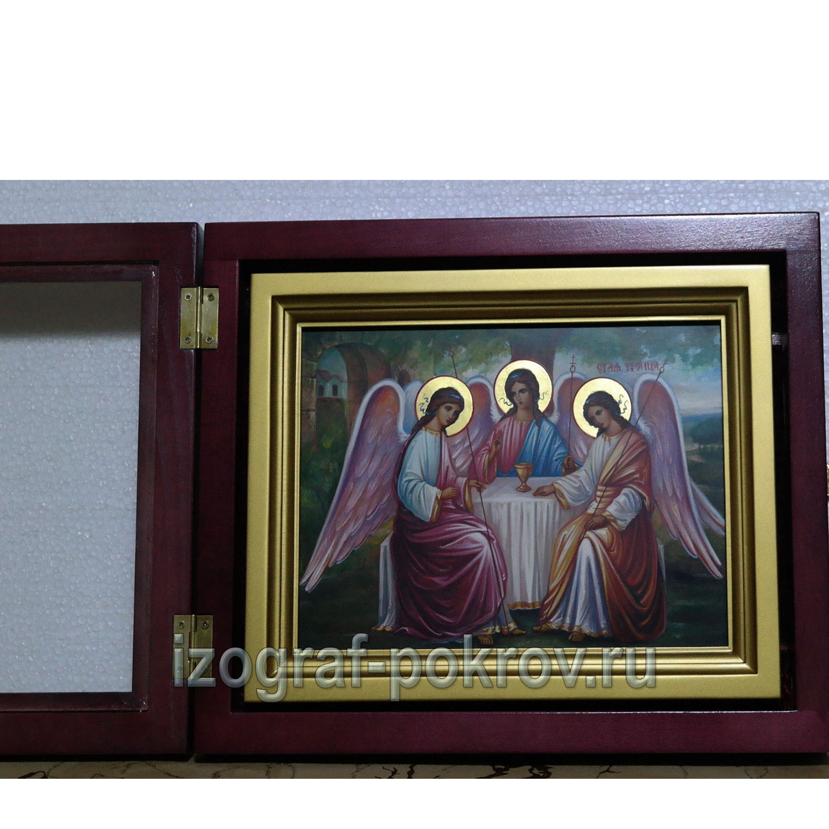 Икона Троица в киоте с открытой дверцей